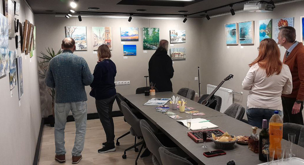 первые зрители на первой выставке AGOP