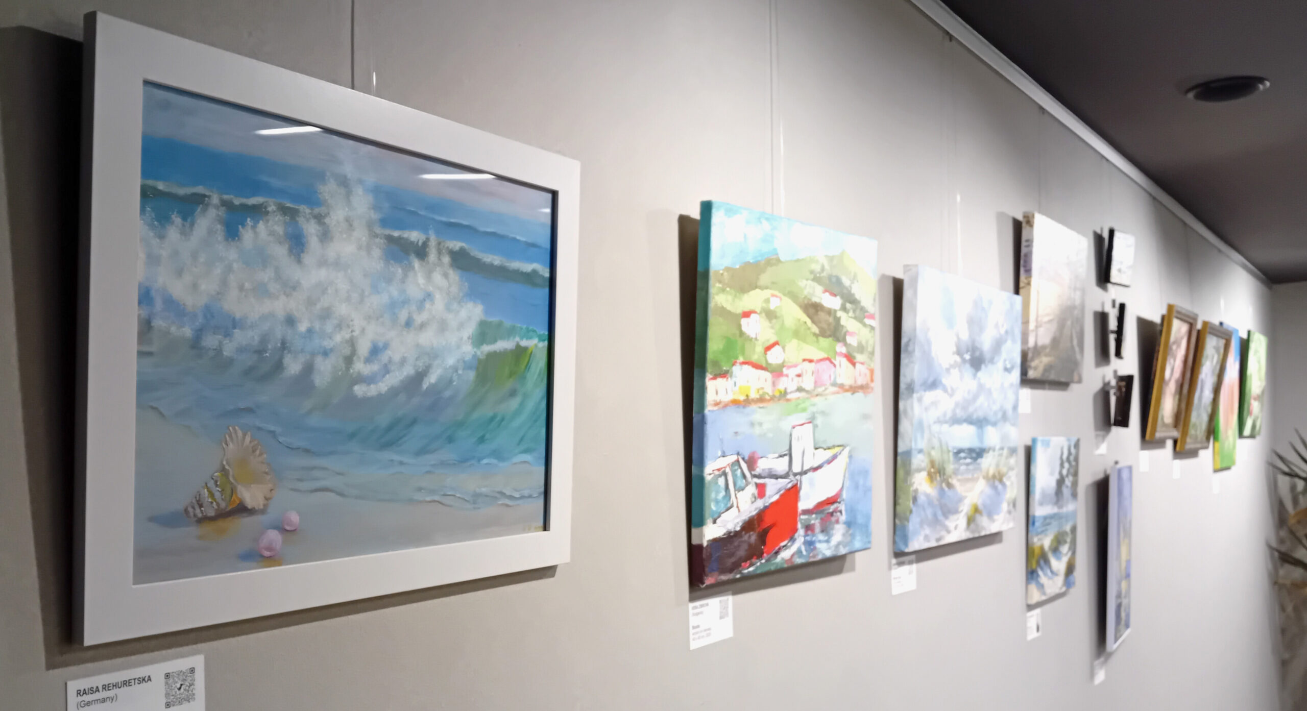 Картины участников Международной ассоциации Онлайн-Художников (AGOP) на выставке Kaleidoscope в Таллинне, Эстония (ноябрь 2025 г.)